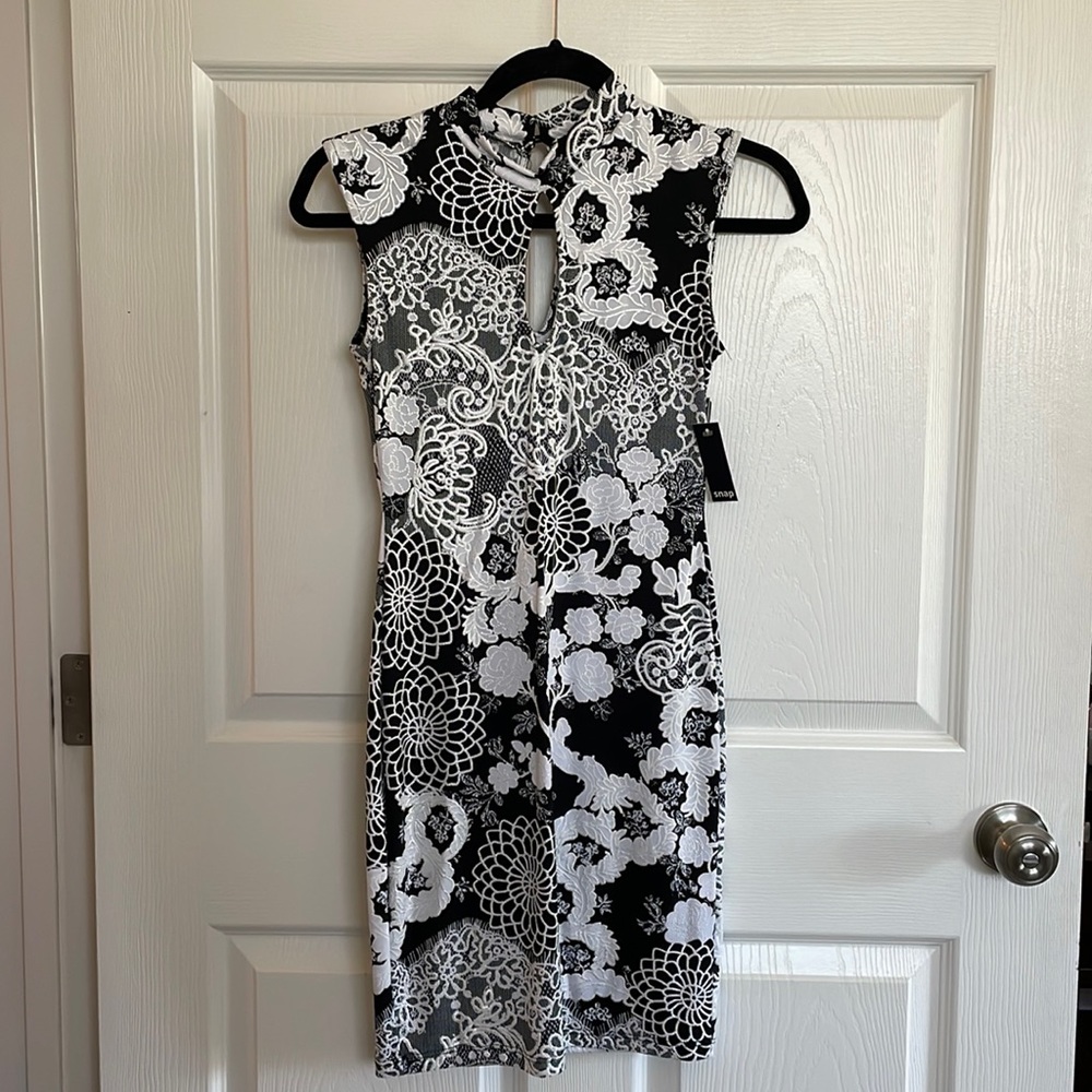 Black and white shape fitting dress. Size small.